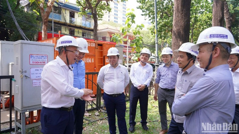 Ông Nguyễn Văn Thanh, Tổng Giám đốc EVNHCMC (bìa trái) báo cáo với lãnh đạo Tập đoàn và đoàn công tác khi kiểm tra ngoài hiện trường. Ông Nguyễn Văn Thanh, Tổng Giám đốc EVNHCMC (bìa trái) báo cáo với lãnh đạo Tập đoàn và đoàn công tác khi kiểm tra ngoài hiện trường.