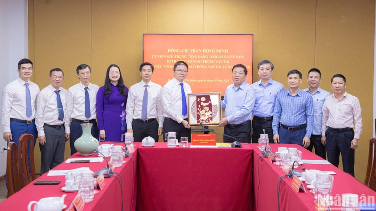 Bộ trưởng Trần Hồng Minh tặng quà lưu niệm đến tập thể lãnh đạo nhà trường.