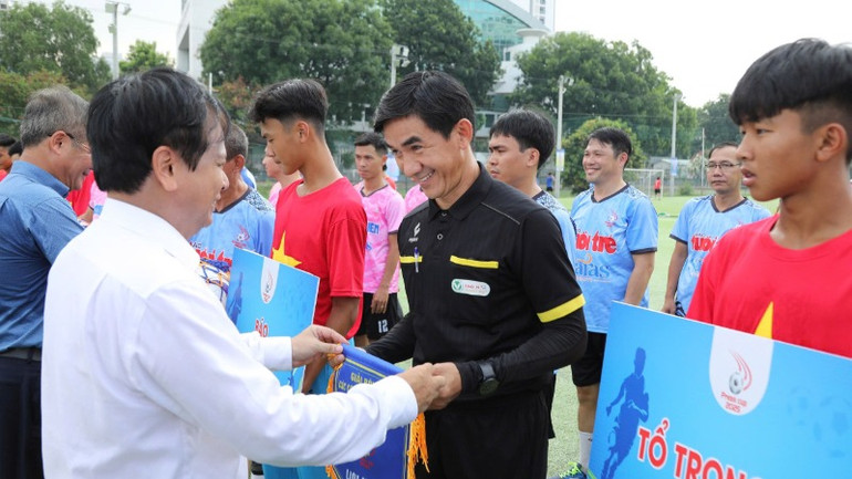 Lãnh đạo Hội Nhà báo Việt Nam trao cờ lưu niệm cho đại diện các đội bóng, tổ trọng tài tham dự giải đấu.