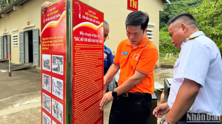 Anh Nguyễn Nhật Bằng cùng cán bộ, chiến sĩ trang trí Không gian văn hóa Hồ Chí Minh trên đảo Hòn Chuối.