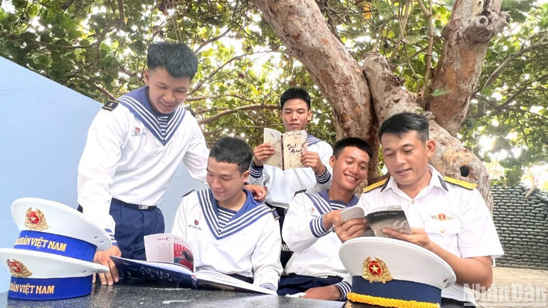Cán bộ, chiến sĩ đảo Trường Sa lớn đọc sách bên gốc cây cổ thụ. Cán bộ, chiến sĩ đảo Trường Sa lớn đọc sách bên gốc cây cổ thụ.