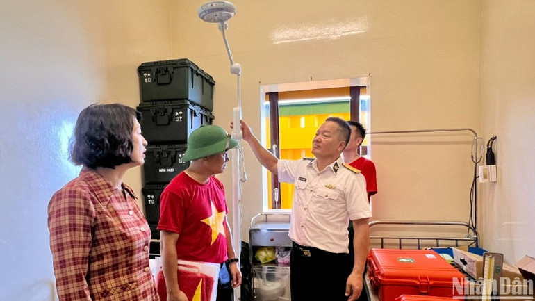 Thứ trưởng Y tế Nguyễn Thị Liên Hương nghe cán bộ quân y Nhà giàn DK1/20 giới thiệu về trang bị y tế để khám, điều trị cho cán bộ, chiến sĩ và ngư dân đánh bắt trên các ngư trường. Thứ trưởng Y tế Nguyễn Thị Liên Hương nghe cán bộ quân y Nhà giàn DK1/20 giới thiệu về trang bị y tế để khám, điều trị cho cán bộ, chiến sĩ và ngư dân đánh bắt trên các ngư trường.