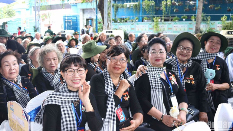 Các cựu đoàn viên, thanh niên các cơ quan Trung ương Cục miền nam gặp lại nhau nhân kỷ niệm 50 năm Ngày Giải phóng miền nam.