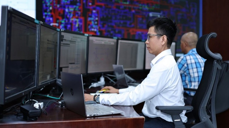 Kỹ sư trực tại Trung tâm điều độ hệ thống điện miền nam trong dịp Tết Nguyên đán