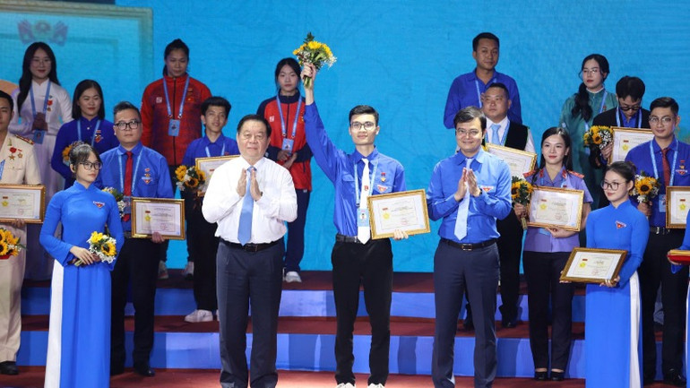 Đồng chí Nguyễn Trọng Nghĩa và lãnh đạo Trung ương đoàn tuyên dương thanh niên tiên tiến làm theo lời Bác tại đại hội.
