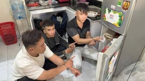 Các đối tượng giấu ma túy trong tủ lạnh. (Ảnh: Công an cung cấp)