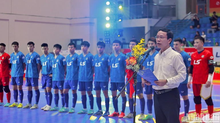 Ban tổ chức phát biểu mở màn giai đoạn 2 Giải Futsal cup HDBank vô địch quốc gia 2025.