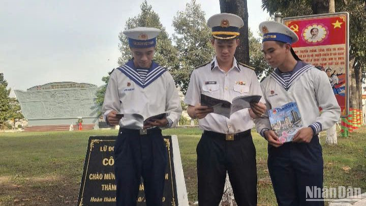 Cán bộ, chiến sĩ Lữ đoàn 125 đọc các ấn phẩm Xuân 2025.