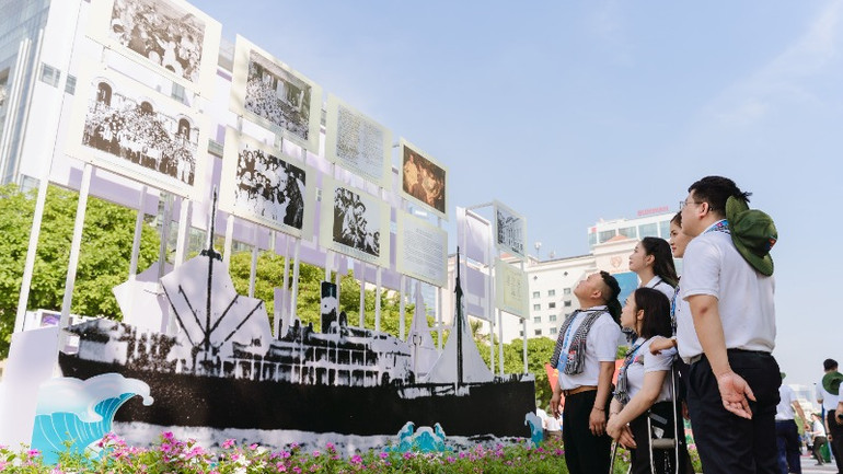 Các đại biểu dự đại hội tham gia một hoạt động tham quan triển lãm.