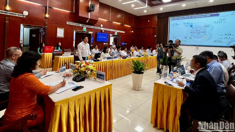 Lãnh đạo ngành điện Thành phố Hồ Chí Minh báo cáo công tác cấp điện dịp Tết Nguyên đán 2025 và mùa khô với lãnh đạo Bộ Công thương.