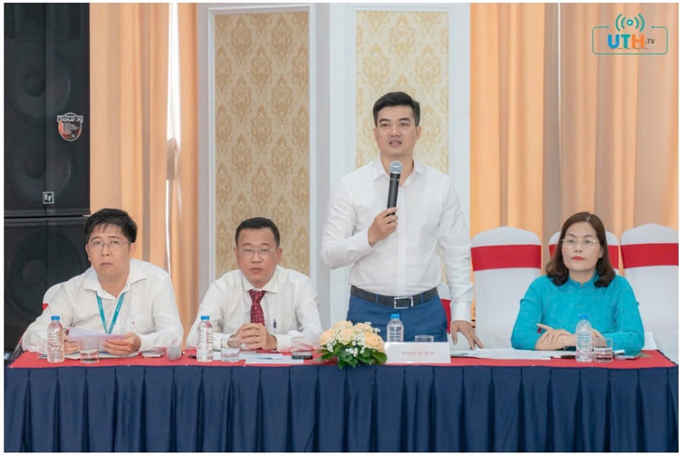 Lãnh đạo nhà trường trao đổi về công tác tinh giảm, sáp nhập các đơn vị để nâng cao hiệu quả công tác quản lý, đào tạo, nghiên cứu của UTH.