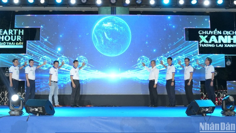 Lãnh đạo EVNSPC và các đại biểu thực hiện nghi thức Tắt đèn hưởng ứng Chiến dịch Giờ Trái đất 2025.