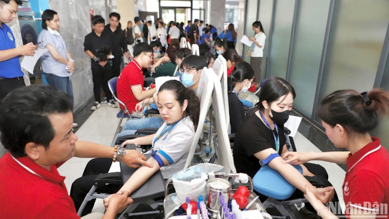 Nhiều người cùng tham gia chương trình Hành trình đỏ lần thứ 17 năm 2025