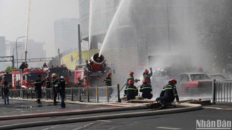 Các lực lượng thực hiện công tác dập lửa ở khu vực bị hoả hoạn trên phố đi bộ Nguyễn Huệ