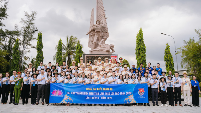 Các đại biểu tham gia một hoạt động về nguồn tại huyện Bình Chánh.