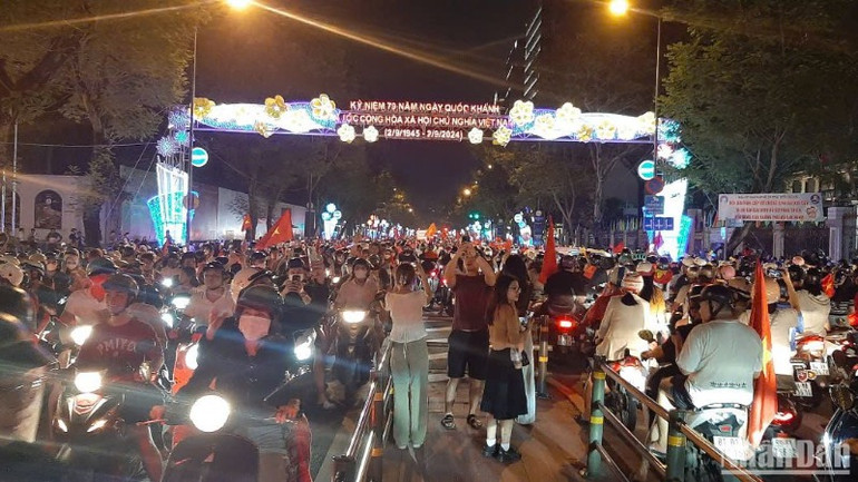 Người dân Thành phố Hồ Chí Minh ra đường ăn mừng chức vô địch của tuyển Việt Nam Người dân Thành phố Hồ Chí Minh ra đường ăn mừng chức vô địch của tuyển Việt Nam