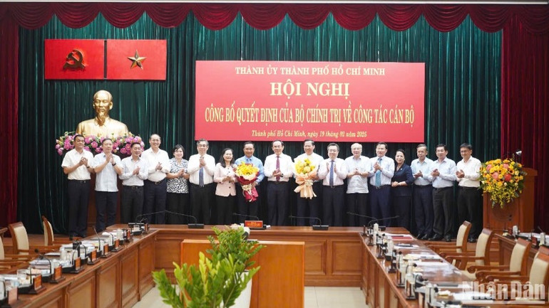 Ban Thường vụ Thành ủy Thành phố Hồ Chí Minh tặng hoa chúc mừng đồng chí Phan Văn Mãi và đồng chí Nguyễn Văn Được. (Ảnh: THẾ ANH)