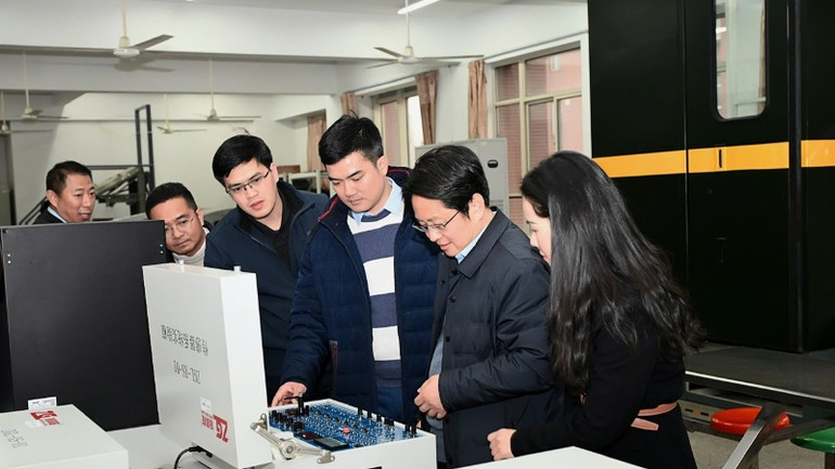 Tham quan phòng mô phỏng xử lý tín hiệu số đường sắt tốc độ cao tại NIRT. (Ảnh: UTH)