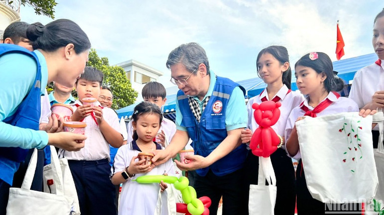 Phó Bí thư Thành ủy Thành phố Hồ Chí Minh Nguyễn Phước Lộc tặng quà cho các em nhỏ trên đảo Thổ Chu.
