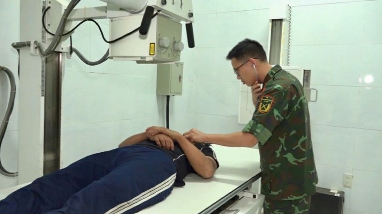 Một ngư dân được Quân y đảo Song Tử Tây hỗ trợ về y tế khi gặp nạn trên biển. (Ảnh: Bệnh xá đảo Song Tử Tây)