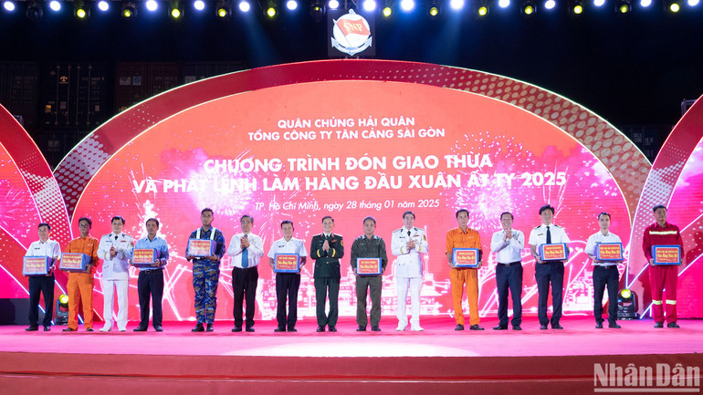 Lãnh đạo các đơn vị trao tặng quà đến các cán bộ, công nhân, người lao động tham gia ca làm việc trong đêm giao thừa.