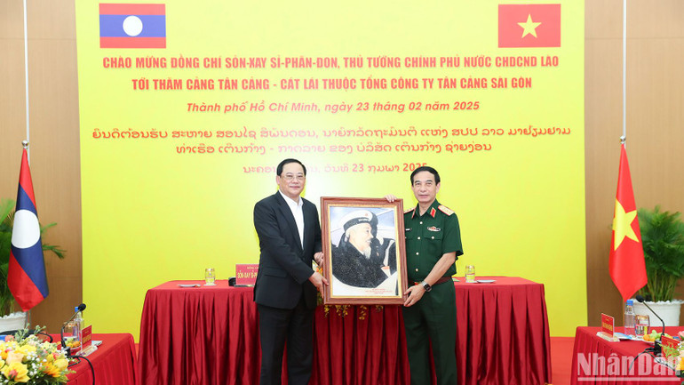 Thủ tướng Lào thăm, làm việc tại Tổng công ty Tân cảng Sài Gòn ảnh 2 Thủ tướng Lào thăm, làm việc tại Tổng công ty Tân cảng Sài Gòn ảnh 2