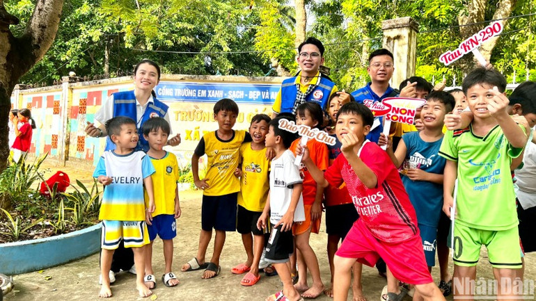 Tuổi trẻ Thành phố Hồ Chí Minh vui chơi cùng các em thiếu nhi trên đảo Thổ Chu.