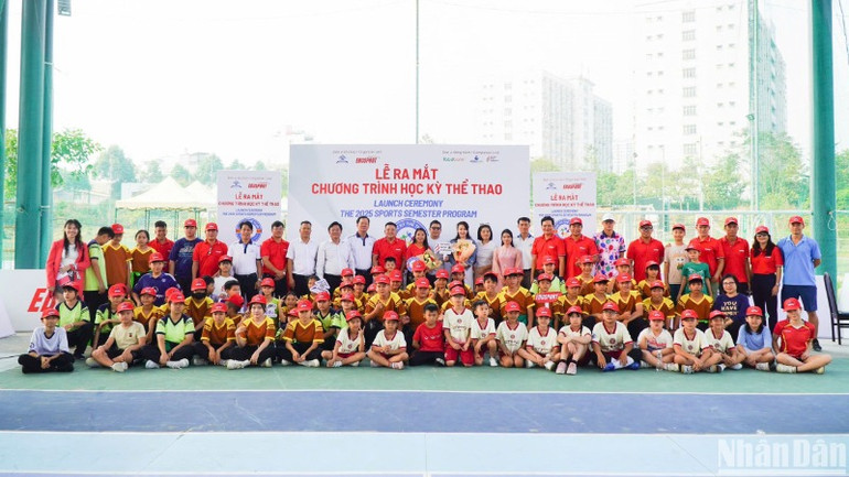 Đại diện các đơn vị và các trẻ em tham gia chương trình.