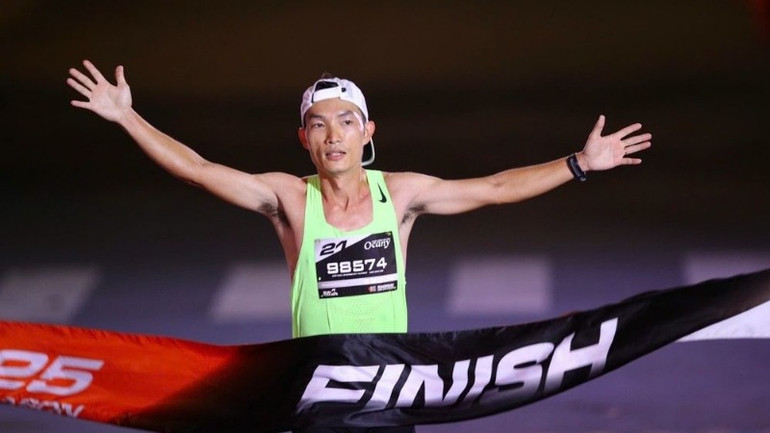 Vận động viên nam Hoàng Nguyên Thanh vô địch ở cự ly 21km.