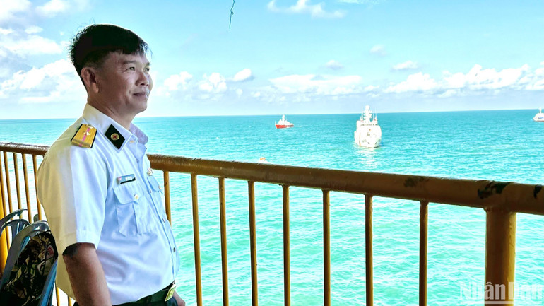 Thiếu tá Bùi Văn Thọ, quân y nhà giàn DK1/10 có 8 năm gắn với công tác y tế tại nhà giàn. Thiếu tá Bùi Văn Thọ, quân y nhà giàn DK1/10 có 8 năm gắn với công tác y tế tại nhà giàn.