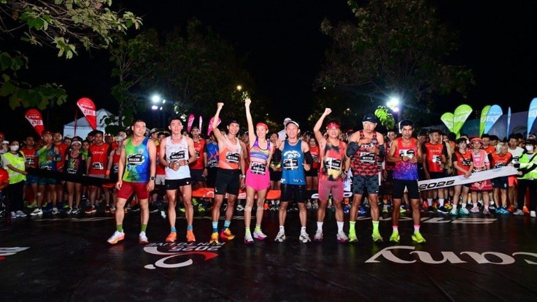 Các vận động viên khởi động trước giờ xuất phát.