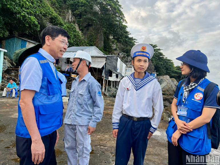 Ông Lê Minh Dũng, Chủ tịch Hội nông dân (trái); chị Trần Thu Hà, Phó Bí thư Thành đoàn Thành phố Hồ Chí Minh (phải) trò chuyện cùng các lực lượng công tác trên đảo Hòn Chuối.