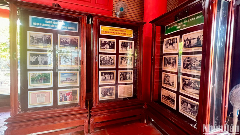 Một góc trưng bày hình ảnh, tư liệu lịch sử và cuộc đời, sự nghiệp Chủ tịch Hồ Chí Minh tại nhà tưởng niệm Chủ tịch Hồ Chí Minh trên đảo Trường Sa Lớn.