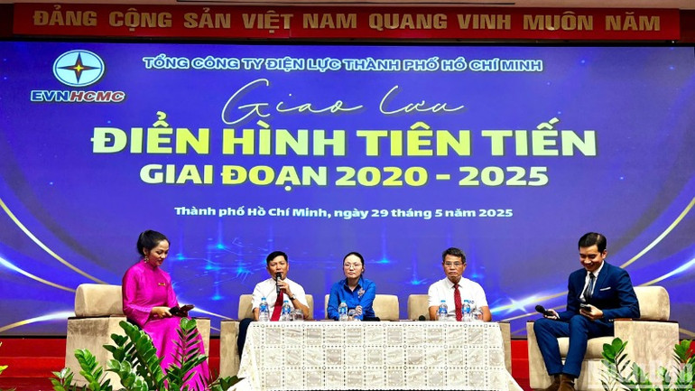 Ban tổ chức giao lưu với các gương lao động điển hình tại chương trình. (Ảnh: QUANG QUÝ) Ban tổ chức giao lưu với các gương lao động điển hình tại chương trình. (Ảnh: QUANG QUÝ)