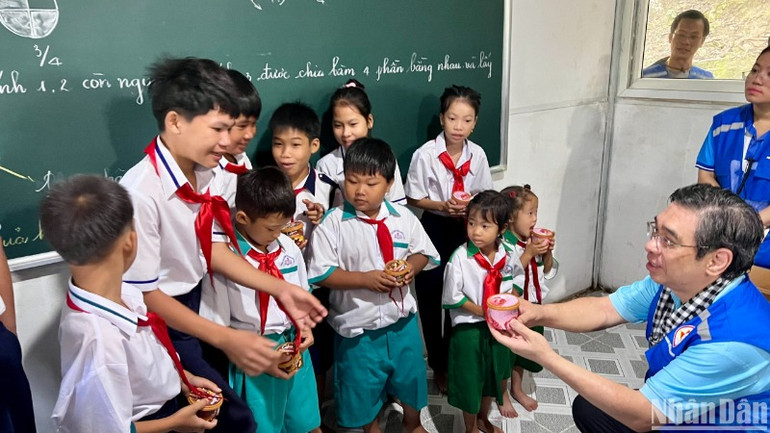 Đồng chí Nguyễn Phước Lộc, Phó Bí thư Thành ủy, Chủ tịch Ủy ban Mặt trận Tổ quốc Việt Nam Thành phố Hồ Chí Minh tặng kem cho các học sinh sinh sống và học tập trên đảo Hòn Chuối.