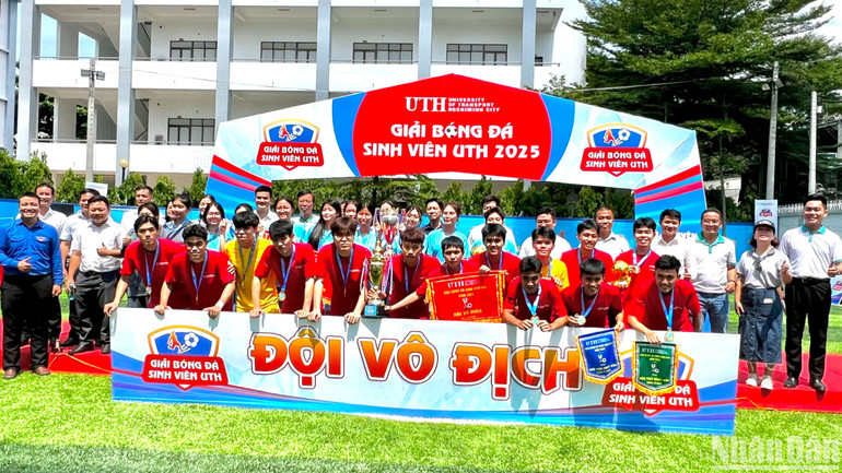 Lãnh đạo, giảng viên nhà trường chụp hình cùng các sinh viên tham gia giải bóng đá sinh viên UTH 2025. Lãnh đạo, giảng viên nhà trường chụp hình cùng các sinh viên tham gia giải bóng đá sinh viên UTH 2025.