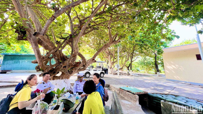 Phút sinh hoạt, nghỉ ngơi của quân và dân đất liền ra thăm cán bộ, chiến sĩ và nhân dân dưới bóng cây xanh trên đảo Sinh Tồn. Phút sinh hoạt, nghỉ ngơi của quân và dân đất liền ra thăm cán bộ, chiến sĩ và nhân dân dưới bóng cây xanh trên đảo Sinh Tồn.