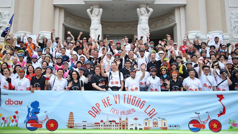 Đoàn diễu hành đạp xe đi qua nhiều điểm du lịch nổi tiếng của Thành phố Hồ Chí Minh. (Ảnh: TRỌNG ANH) Đoàn diễu hành đạp xe đi qua nhiều điểm du lịch nổi tiếng của Thành phố Hồ Chí Minh. (Ảnh: TRỌNG ANH)