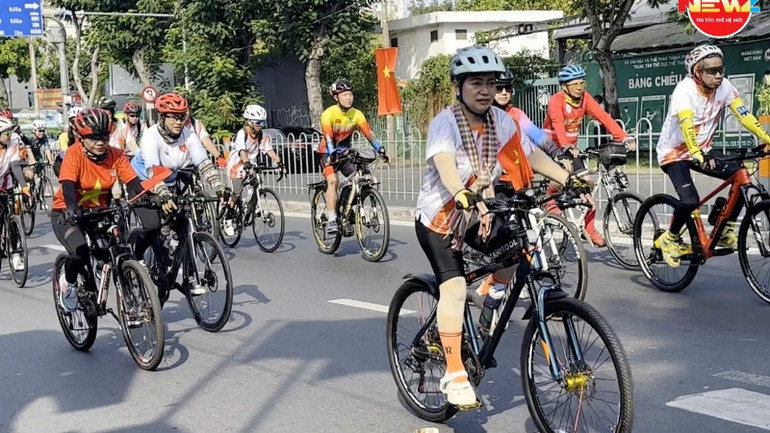 Các đại biểu, thành viên các đơn vị, cơ quan tổ chức tham gia đạp xe diễu hành nhân kỷ niệm 50 năm ngày phát sóng đầu tiên của Đài. Các đại biểu, thành viên các đơn vị, cơ quan tổ chức tham gia đạp xe diễu hành nhân kỷ niệm 50 năm ngày phát sóng đầu tiên của Đài.