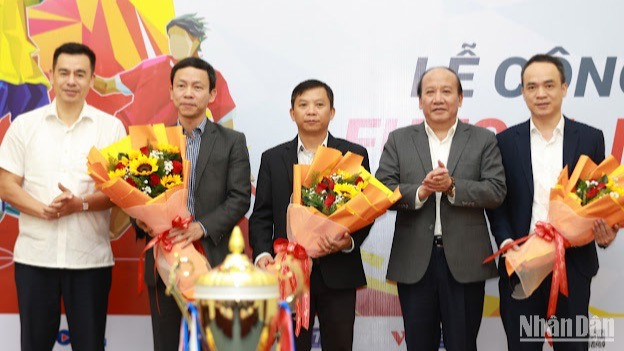 Ban tổ chức trao hoa cảm ơn các đơn vị đồng hành