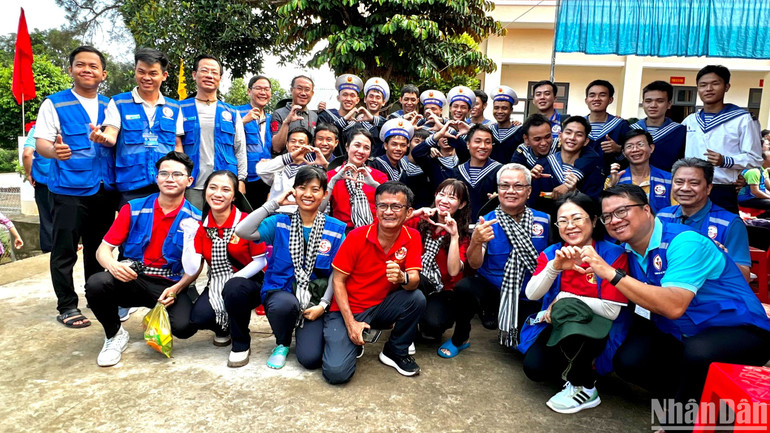 Quân và dân đất liền và biển, đảo trên đảo Thổ Chu.