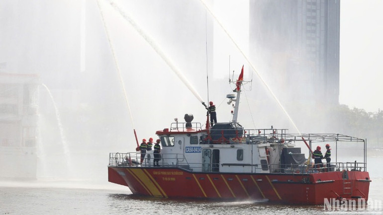 Các lực lượng tham gia cứu hộ cứu nạn, dập lửa tàu bị cháy trên sông Sài Gòn