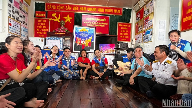 Đoàn cán bộ, nhân dân Thành phố Hồ Chí Minh giao lưu cùng cán bộ, chiến sĩ tại Nhà giàn DK1/10.