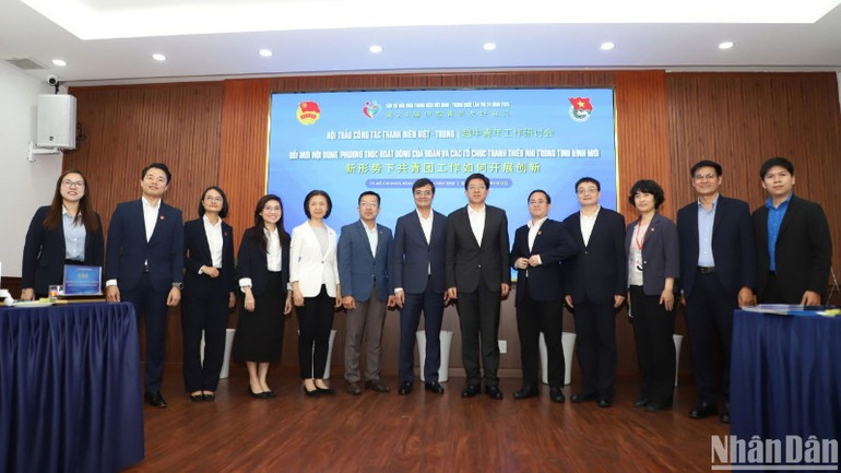 Thanh niên hai nước chụp hình lưu niệm tại hội thảo.