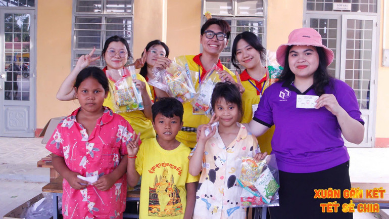 Các chiến sĩ tình nguyện viên tặng quà cho các trẻ em.