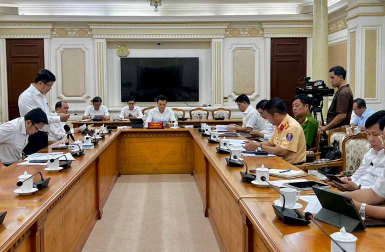 Lãnh đạo Ủy ban nhân dân Thành phố Hồ Chí Minh và sở, ngành chức năng tại buổi họp.