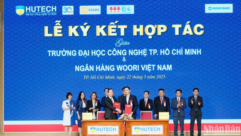 Các doanh nghiệp ký các thỏa thuận “Đào tạo nguồn nhân lực gắn liền với nhu cầu của doanh nghiệp” với HUTECH.