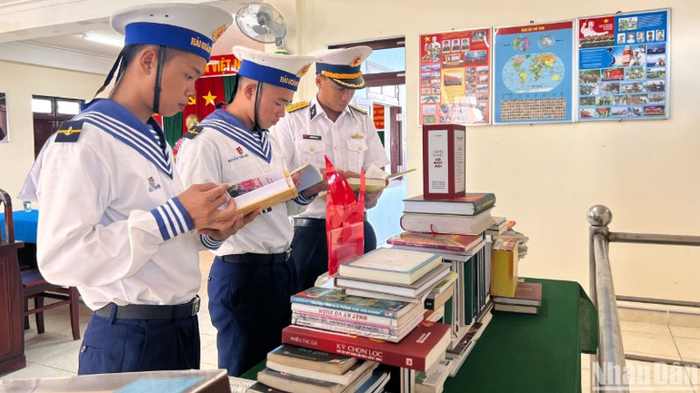 Cán bộ, chiến sĩ đảo Đá Đông A đọc sách tại tủ sách của đơn vị.