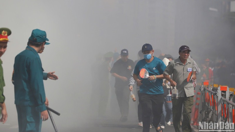 Người dân gặp nạn sơ tán theo hướng dẫn của các lực lượng chức năng