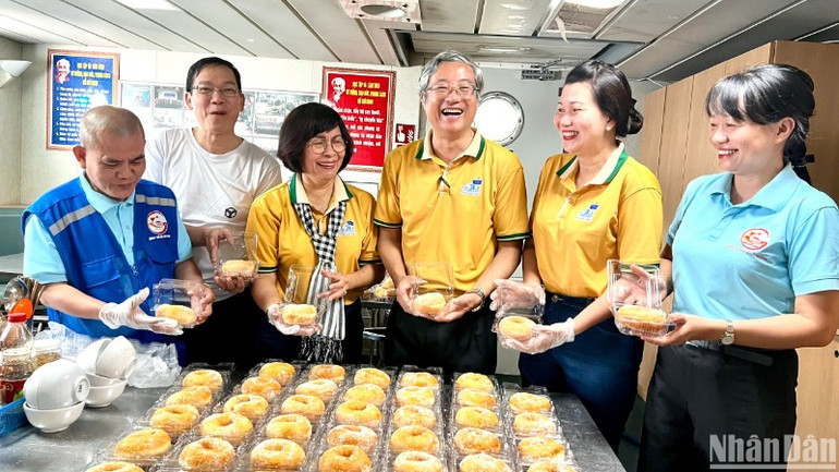 Quân và dân Thành phố Hồ Chí Minh làm bánh trên tàu KN290 gửi tặng các cán bộ, chiến sĩ và nhân dân các đảo trên hải trình đi qua.
